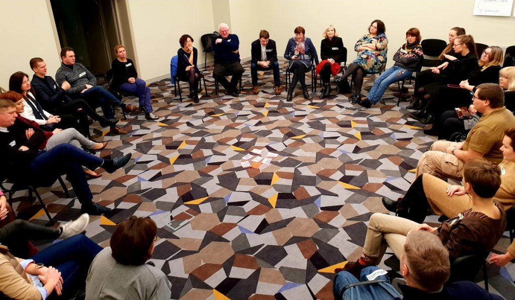 LNF organizacijų atstovai sėdi ratu
